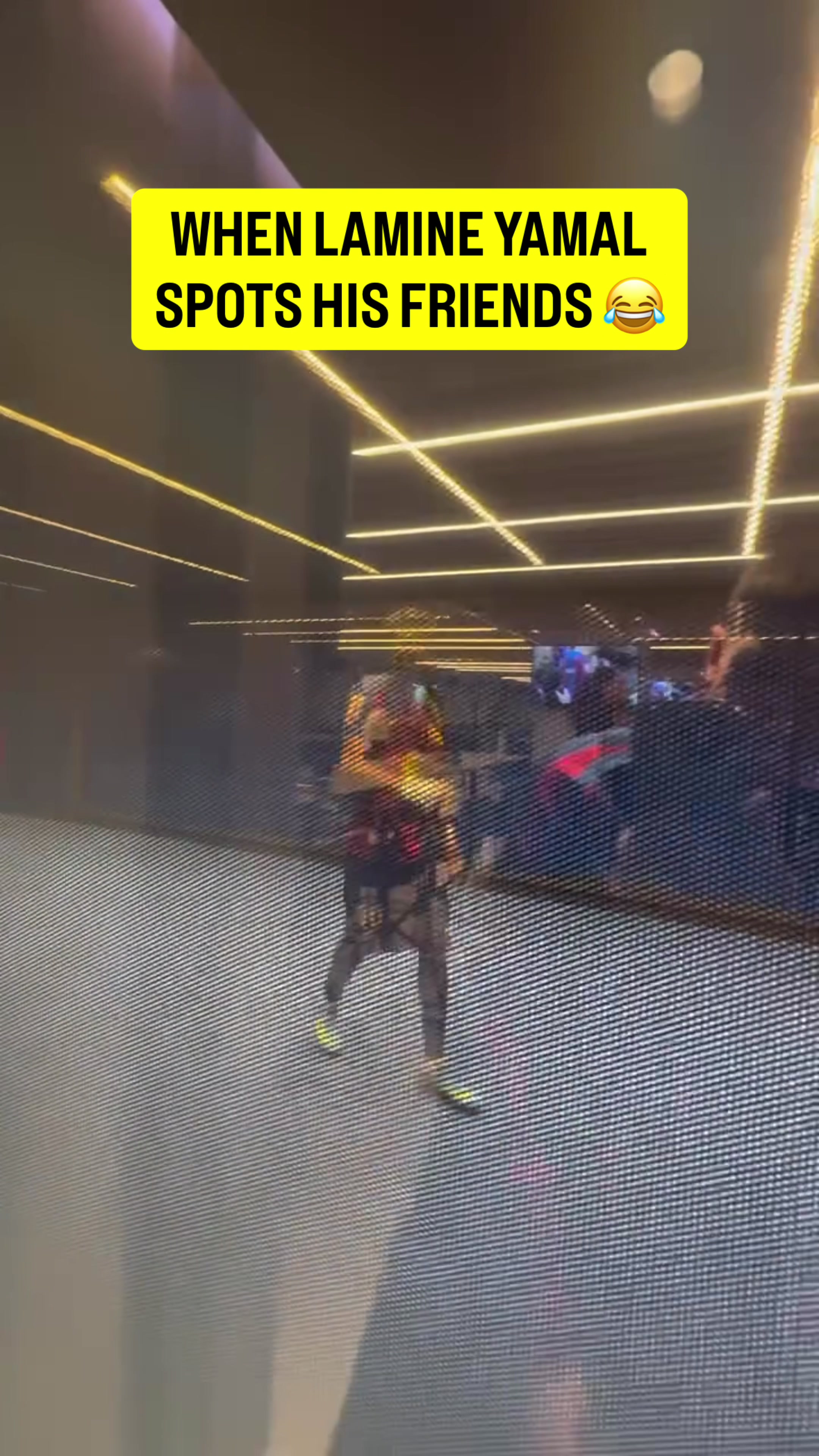 诺坎普VIP区域可透过玻璃观看球员通道，亚马尔与朋友打招呼